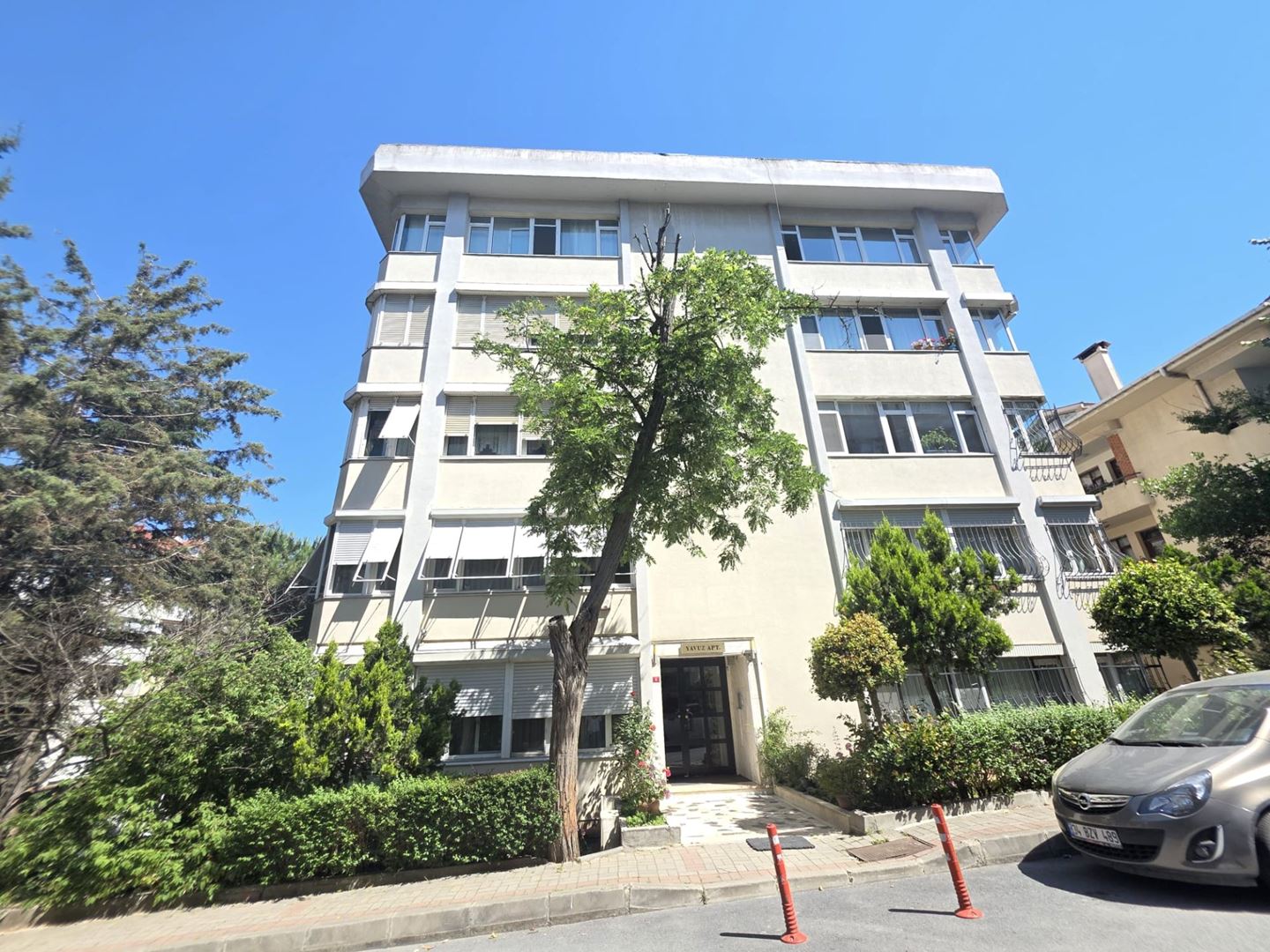Etiler'de Ferah ve Aydınlık Satılık 4+1 Daire