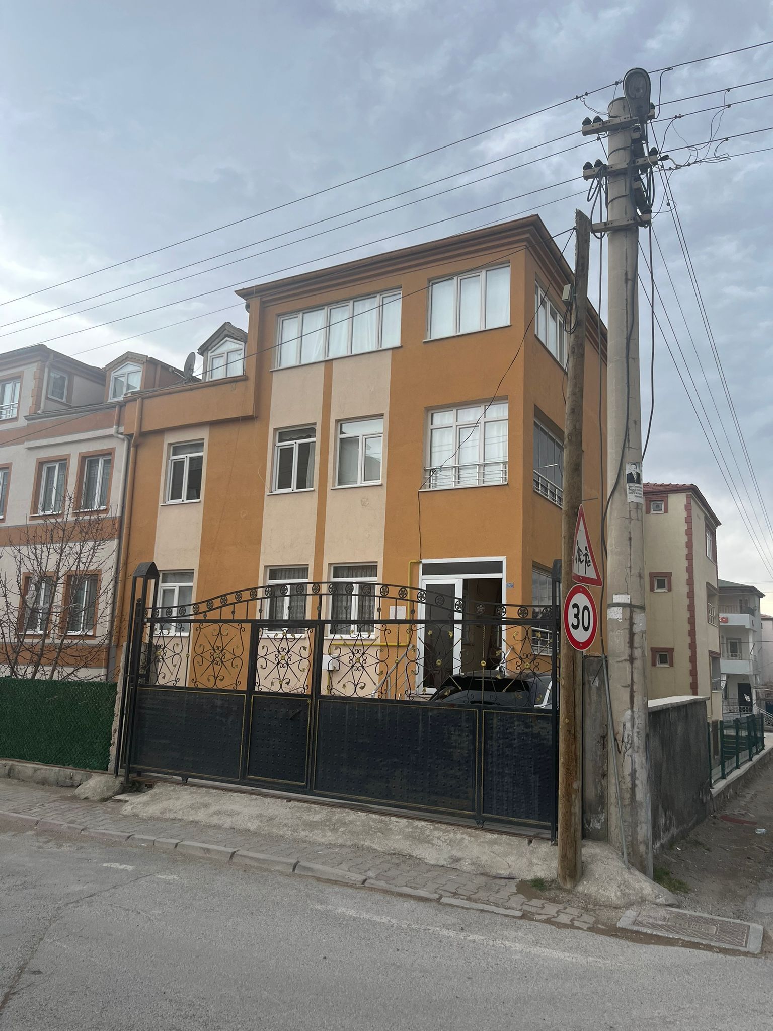 KÖŞE BAŞI 4 KATLI BİNA | 40.000 TL KİRA GETİRİLİ | MANZARALI