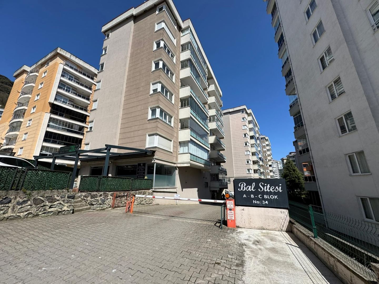 ALTIN EMLAK GİRESUN'DAN GEDİKKAYA DA SİTE İÇERİSİNDE 3+1 EBEVEYN BANYOLU KİRALIK DAİRE