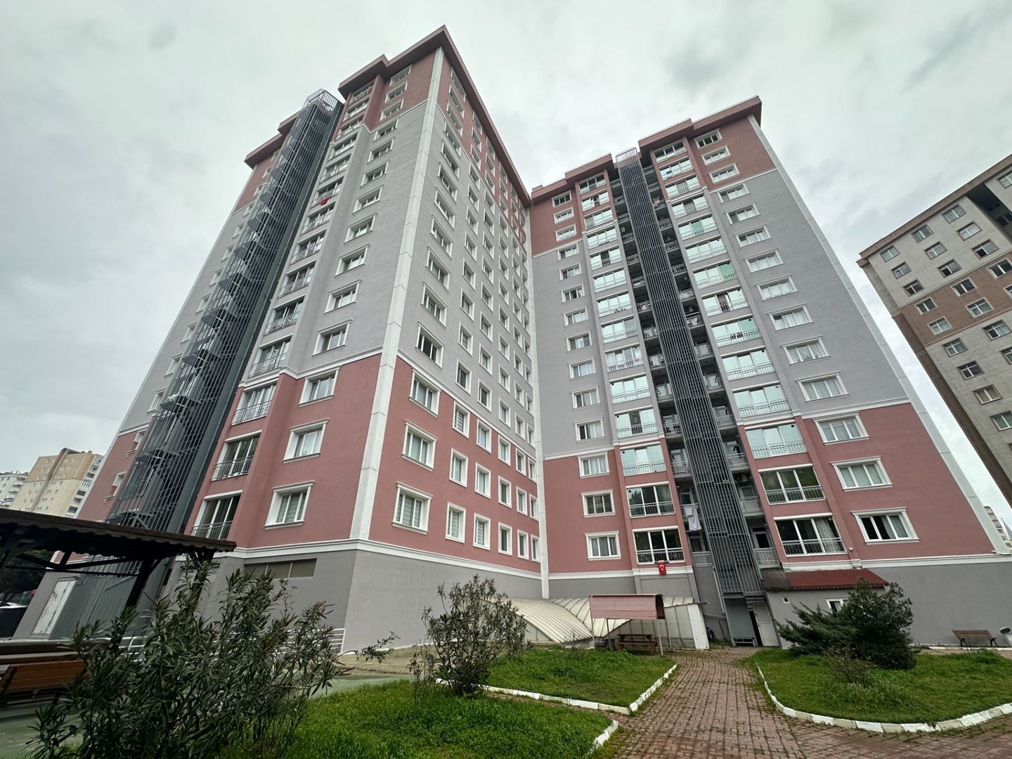 Beylikdüzü Barış Mahallesi Erguvan Sitesinde 3+1 Satılık Daire