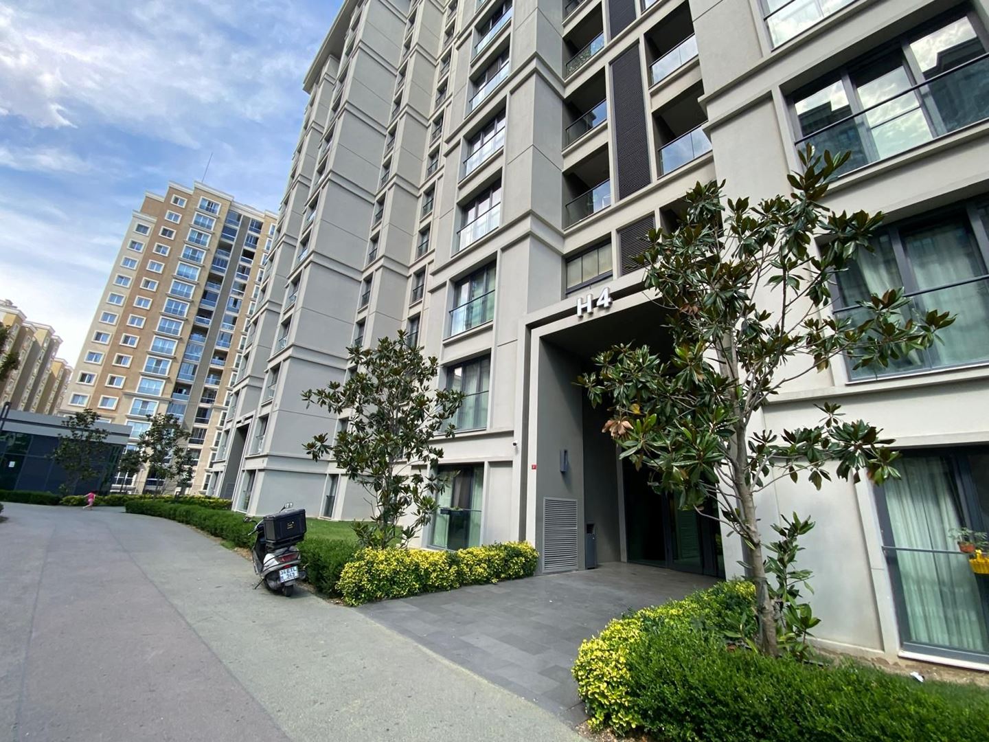 ALTIN EMLAK'tan İSTANBUL ZEYTİNBURNU LOCAMAHAL SİTESİNDE 2+1 EŞYALI KİRALIK DAİRE