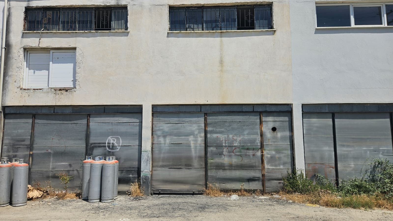 İzmir-Bodrum Karayolunda Kiralık Geniş Kullanım Alanlı Dükkan