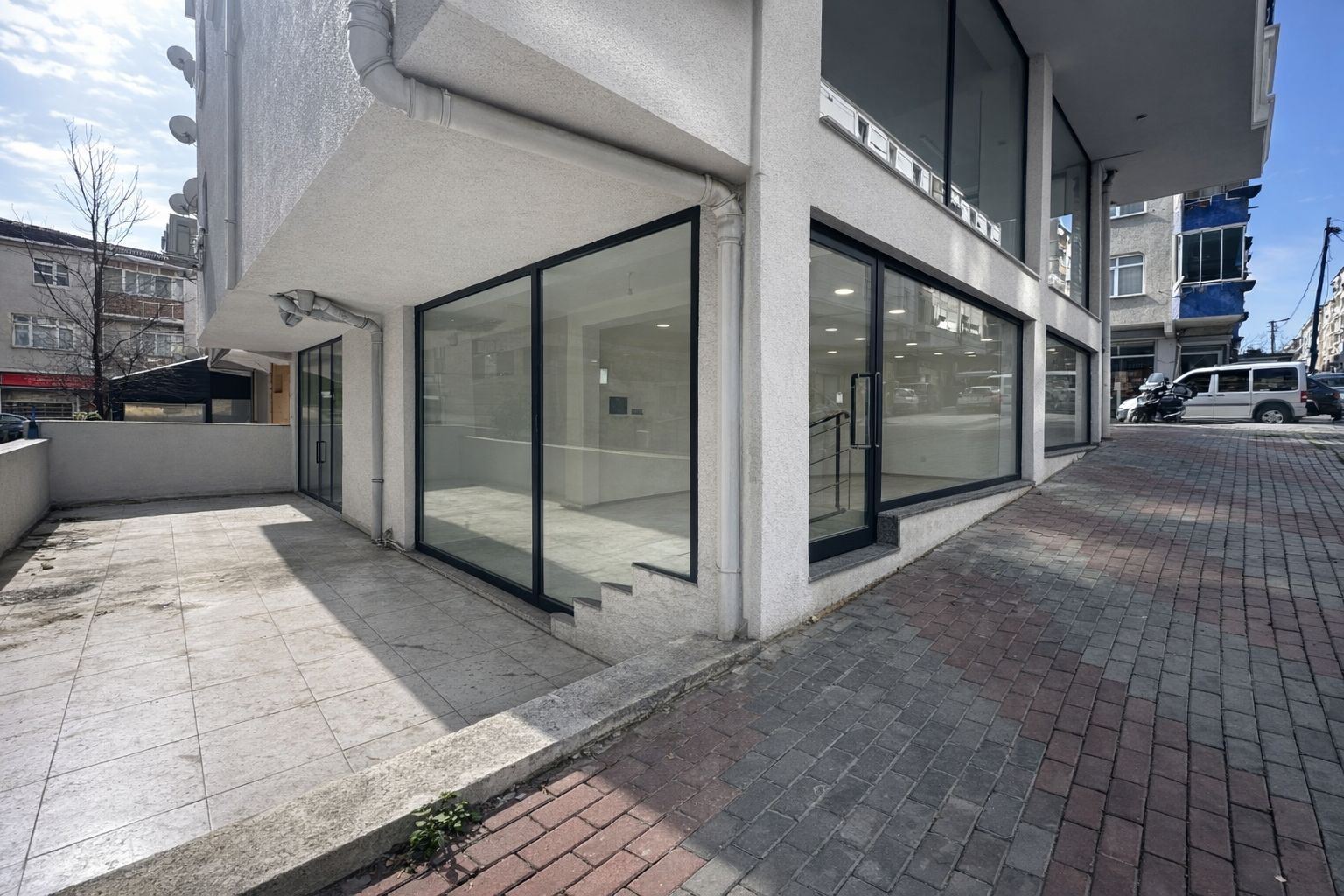 Güngören Merkez’de Depolu, Geniş Cepheli Dükkan – Yeni Binada