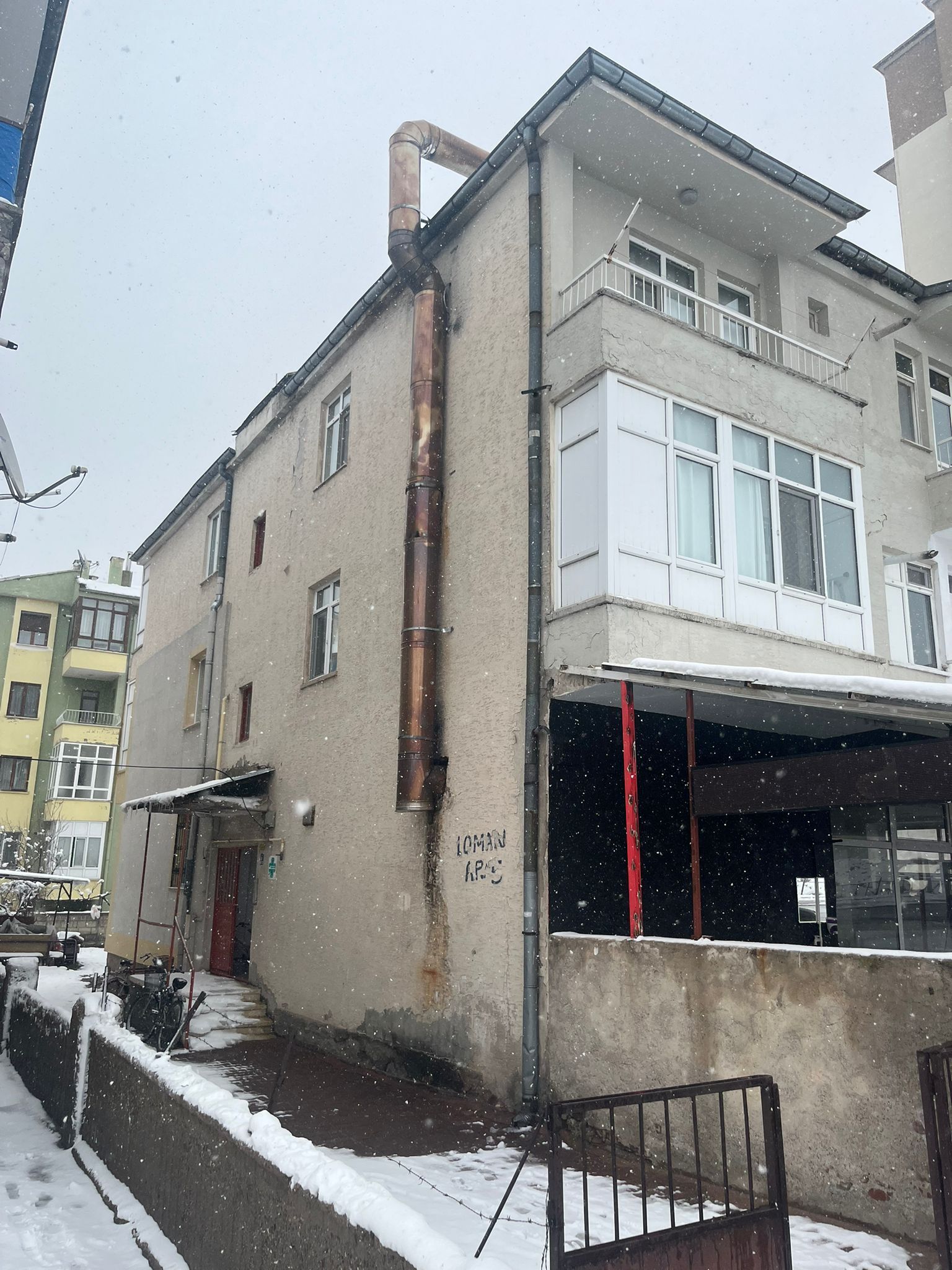 Cadde Üstü 3+1 135 m2 Masrafsız Ev Takasına Uygun