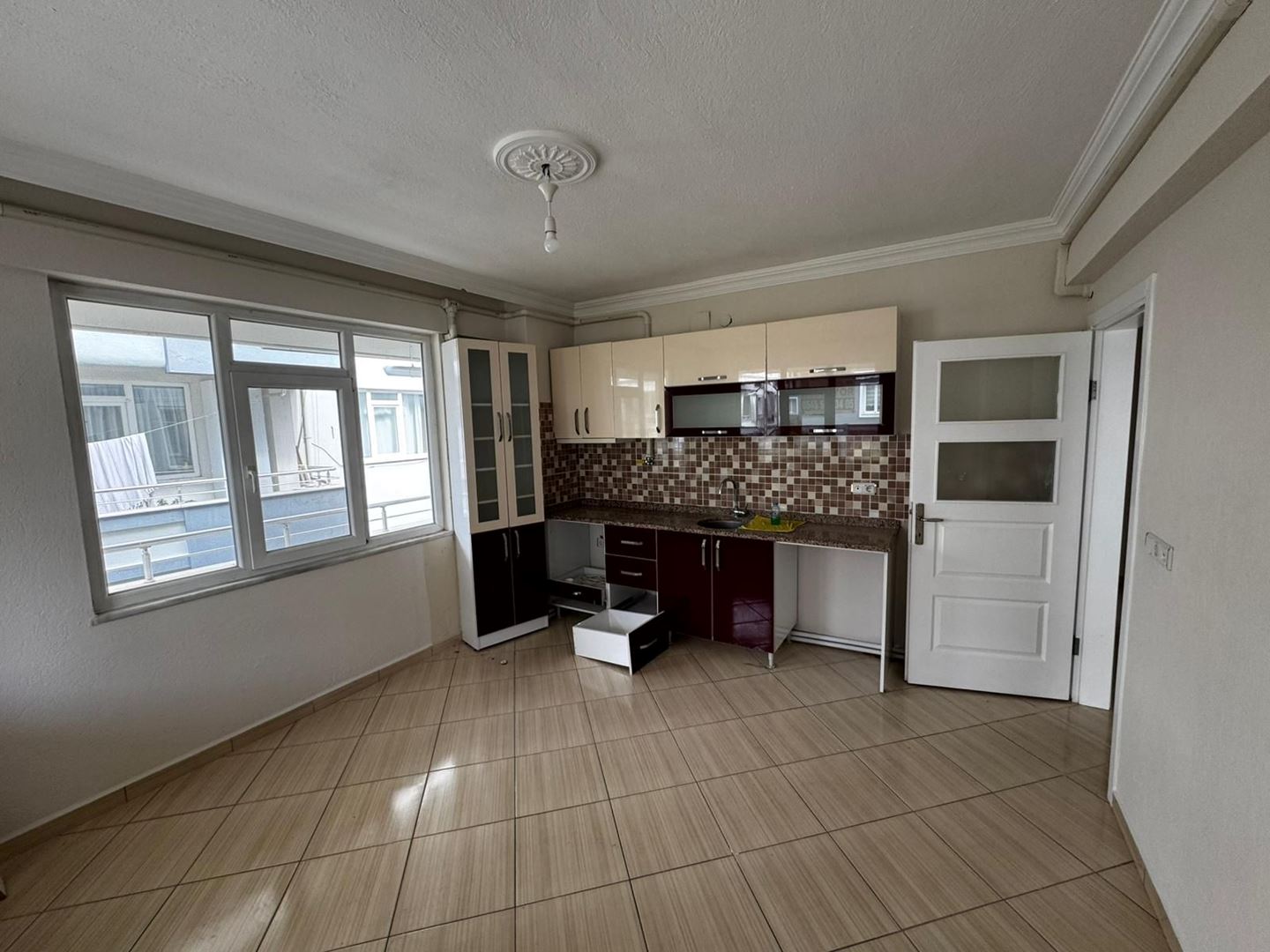 Cumhuriyet Mahallesinde 3+1 Kiralık Geniş Daire!