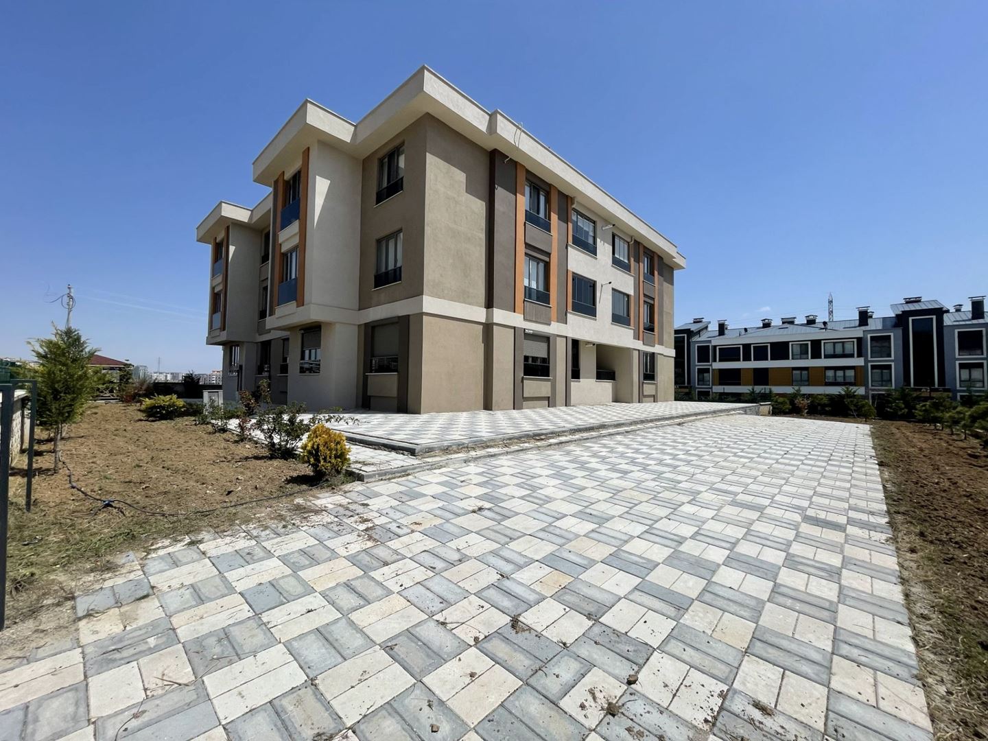 Beyhekim Cad. Adapark Karşısı Giyinme Odalı Satılık Arakat Daire