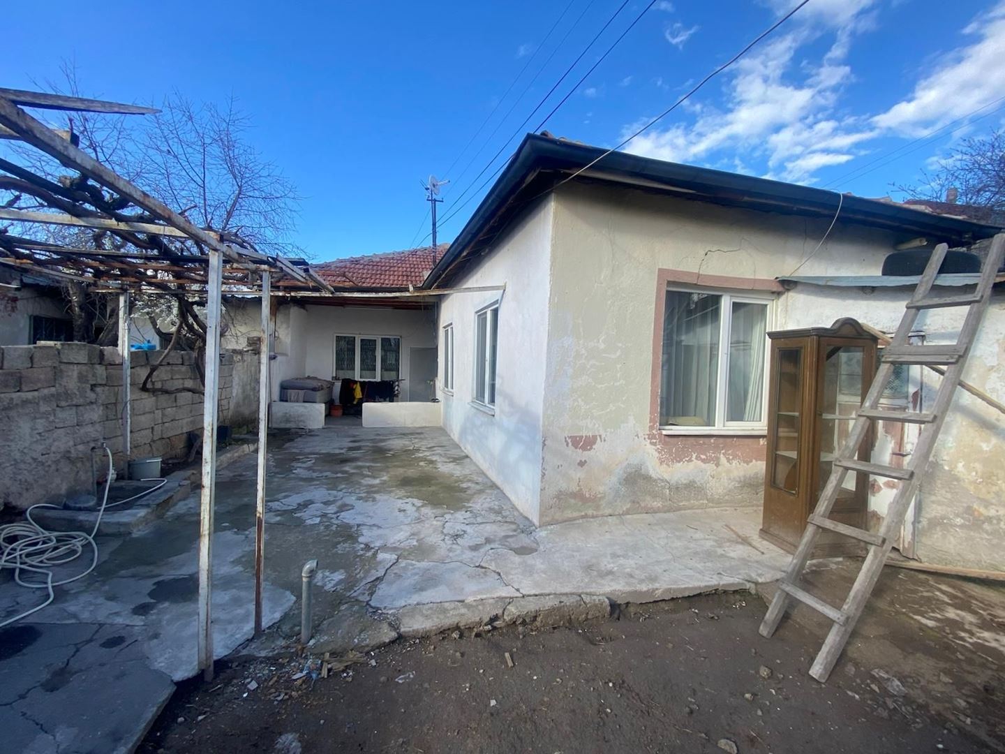 YEŞİL MAHALLE DE 300 M2 ARSA İÇERİSİNDE 3+1 MÜSTAKİL EV