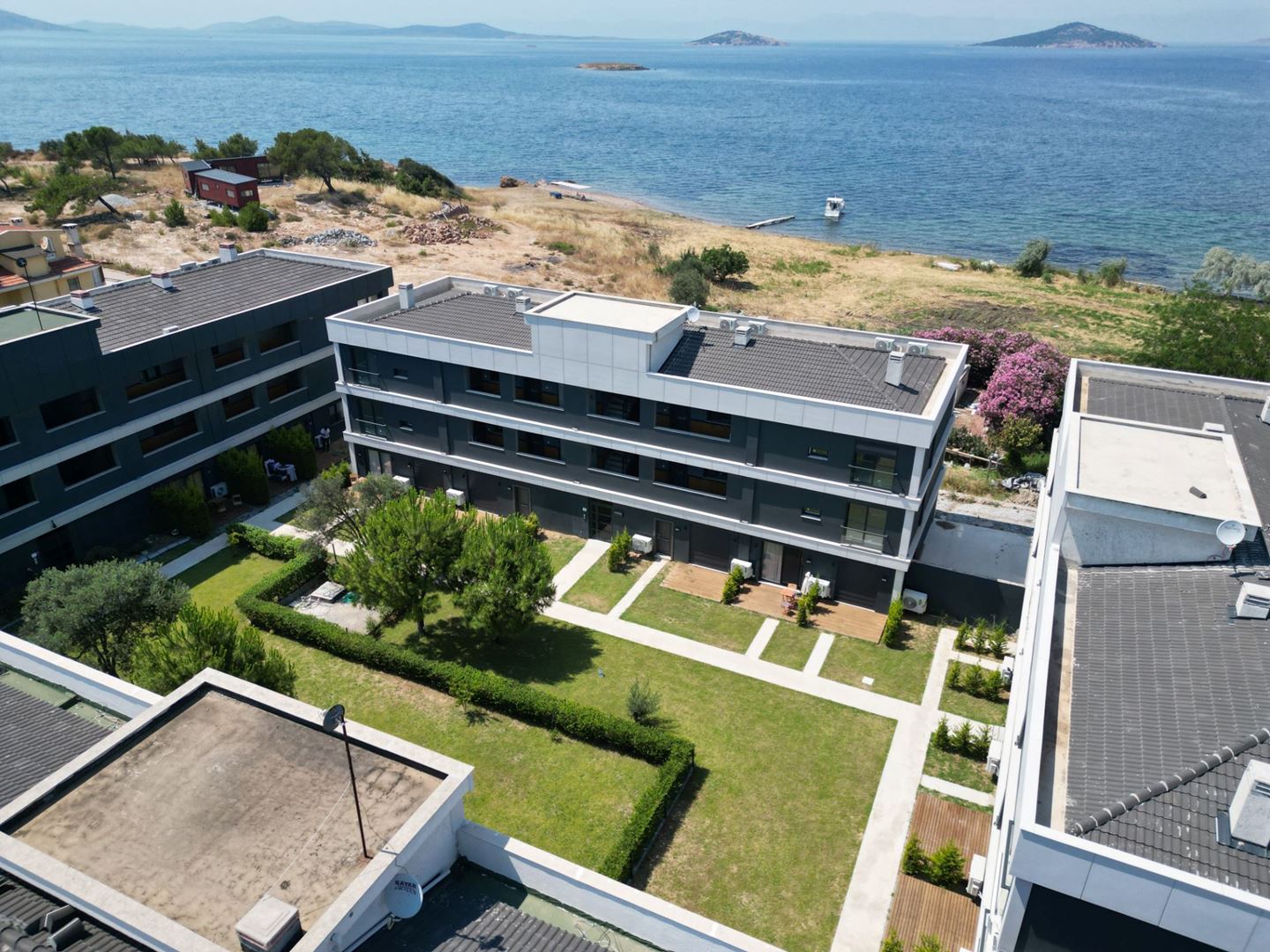 AYVALIK SAHİLKENTTE DENİZE SIFIR SATILIK LÜKS DAİRE